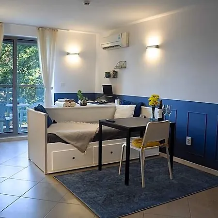 Cosy With Pool & Near Hotel