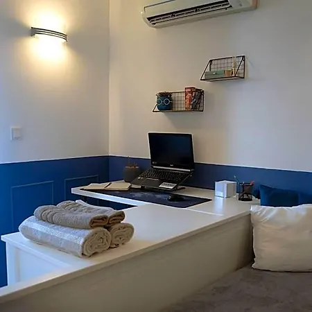 Cosy With Pool & Near מלון 4*